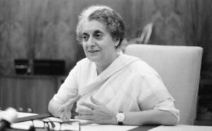 Political life of Indira Gandhi in Marathi